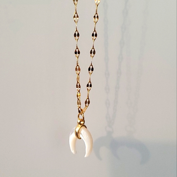 unbranded Jewelry - Mother of pearl pendant necklace